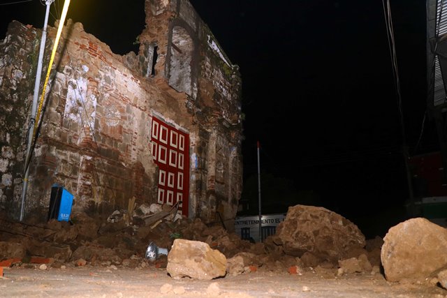 La iglesia Santa Lucía, en San Sebastián, Retalhuleu colapsó a causa del sismo. (Foto Prensa Libre: Rolando Miranda)