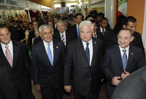 pérez molina, junto al  presidente panameño, Ricardo Martinelli —centro—, durante su visita ayer a Panamá, como orador ante cientos de empresarios.