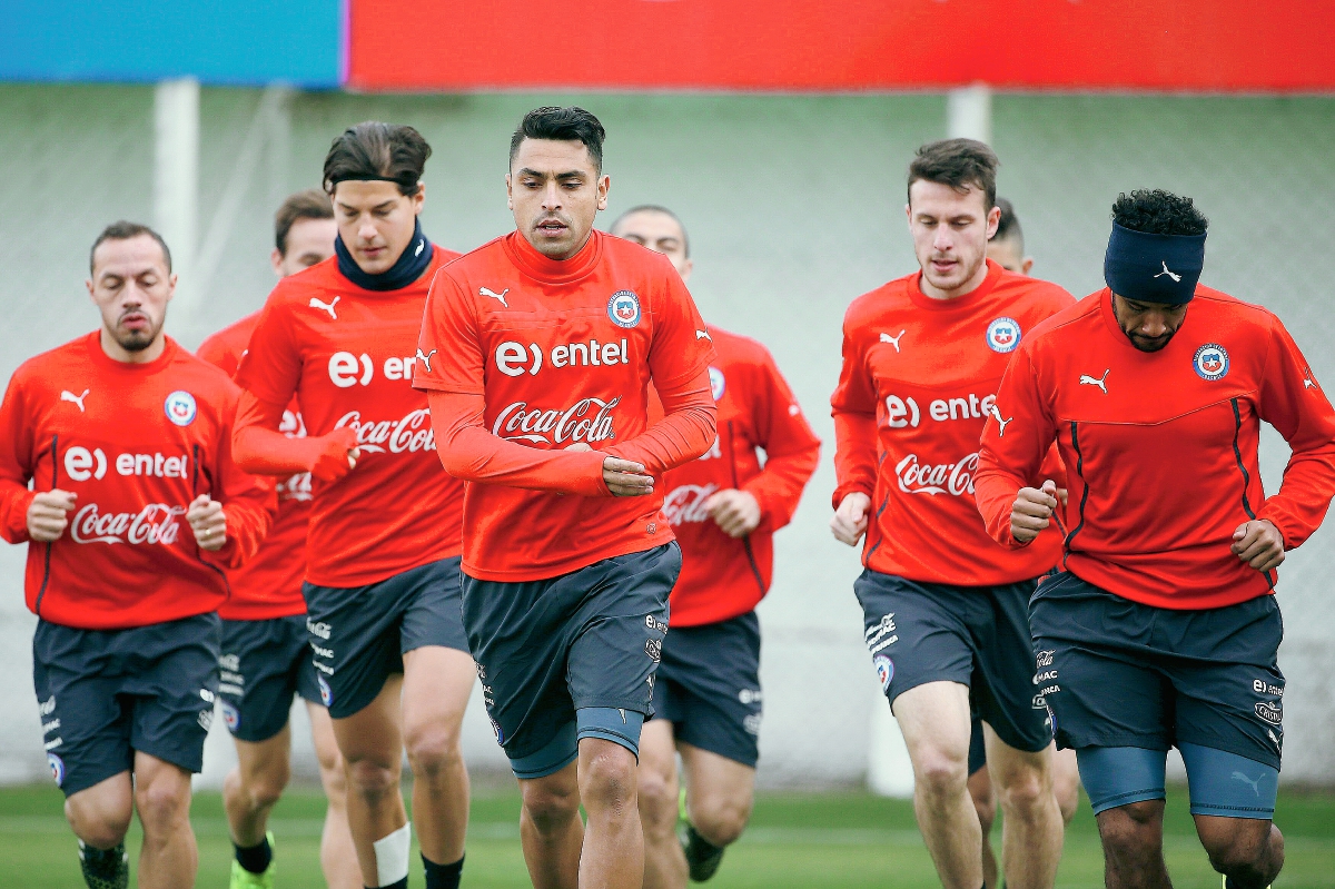 Los jugadores de la selección chilena de se entrenaron en un ambiente de alegría. (Foto Prensa Libre: EFE)