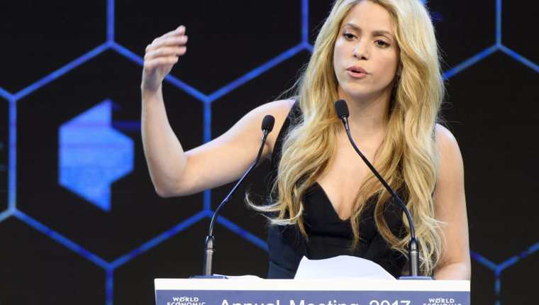 Shakira pretende camuflar algunas zonas de su cabeza con un tratamiento capilar. (Foto Prensa Libre: EFE)