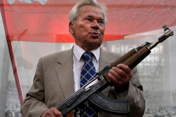 Mijaíl Kaláshnikov, inventor del fusil AK-47. (Foto Prensa Libre: AFP)