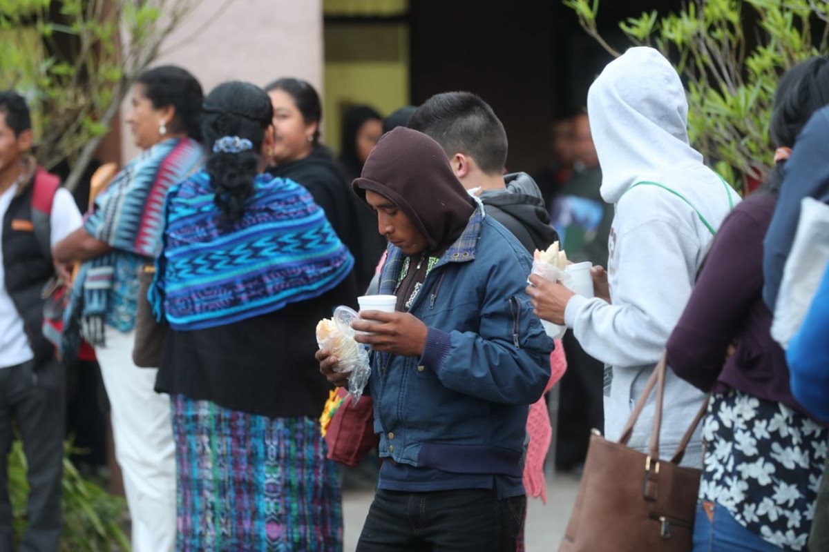 Muchas personas desayunan haciendo fila para poder realizar sus trámites y obtener sus documentos. (Foto Prensa Libre: Érick Ávila)