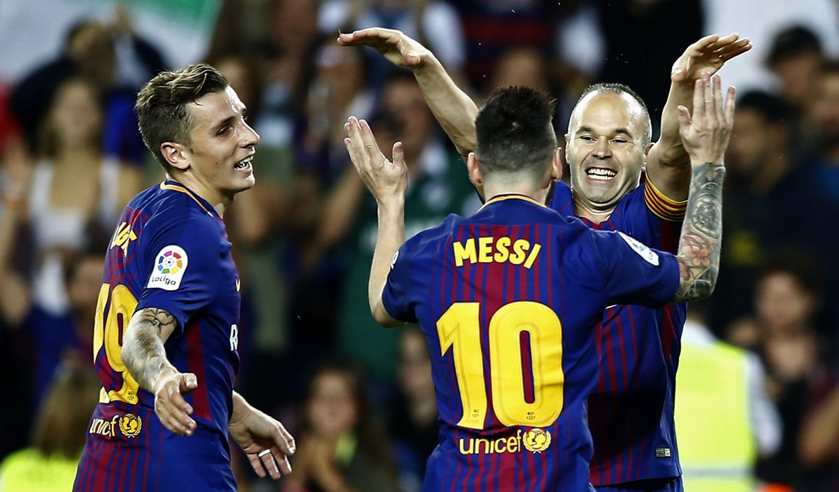 Andrés Iniesta es felicitado por Lionel Messi luego de su anotación. (Foto Prensa Libre: AP)