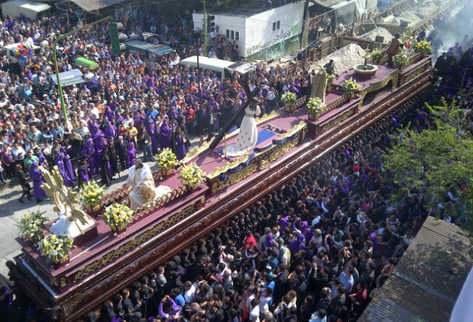 Jesús de la  Justicia en su recorrido por la 18 calle, zona 1. (Foto Prensa Libre: Geovanni Contreras)