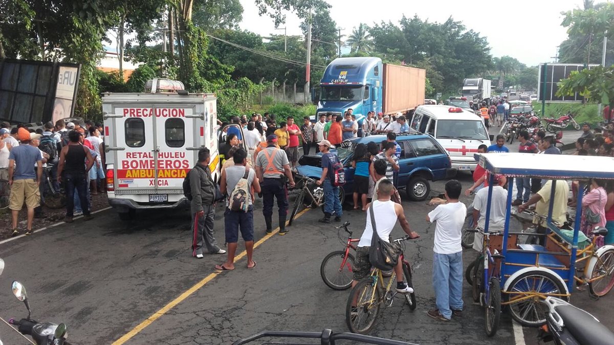 Socorristas atienden emergencia en San Sebastián, Retalhuleu, donde una persona murió. (Foto Prensa Libre: Jorge Tizol)