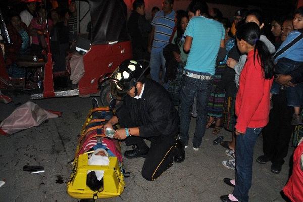 Socorrista atiende a una persona herida en accidente de mototaxi.