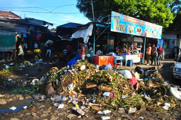 Vendedores se quejan del mal olor por basura en mercado La Terminal. (Foto Prensa Libre: Jorge Tizol)