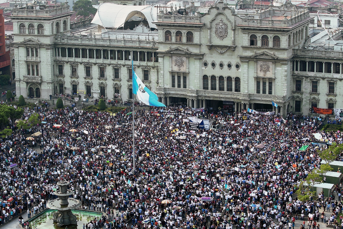 Miles de guatemaltecos exigen la renuncia del binomio presidencial en la Plaza de la Constitución. (Foto Prensa Libre: Hemeroteca PL).