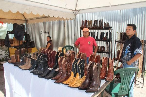 Varios artesanos exponen sus artículos   durante  la feria del municipio.