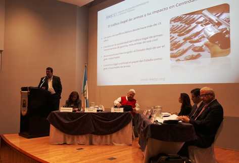 Analista Roberto Orozco expone un diagnóstico de las armas en Centroamérica. (Foto Prensa Libre)
