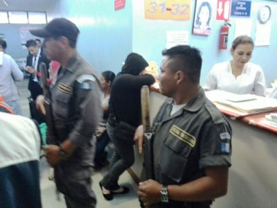 Guardias del Sistema Penitenciario realizaron el traslado de dos hombres y dos menores de edad este miércoles. (Foto Prensa Libre)