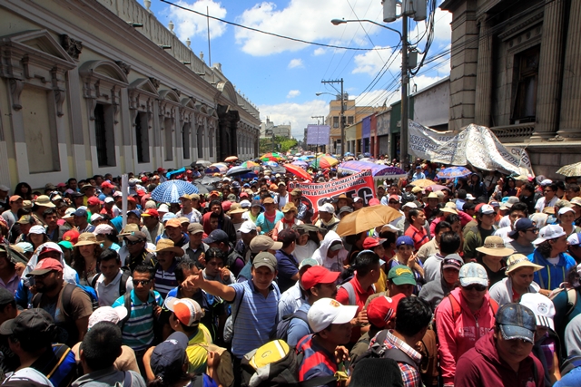 Maestros celebran a las afueras del Congreso por el rechazo al descuento salarial. (Foto Prensa Libre: Hemeroteca)