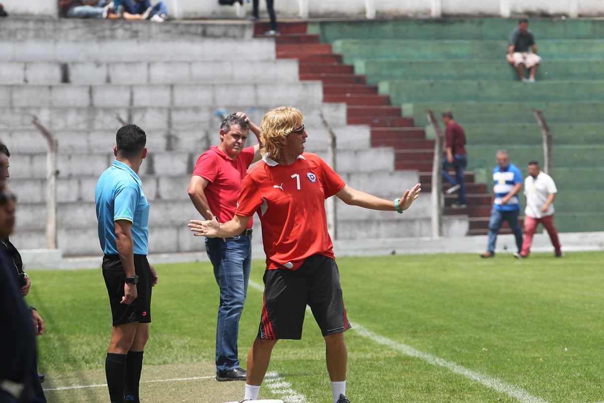 Henry Barrientos, técnico de Sololá, durante el partido contra Ayutla. (Foto Prensa Libre: Norvin Mendoza)