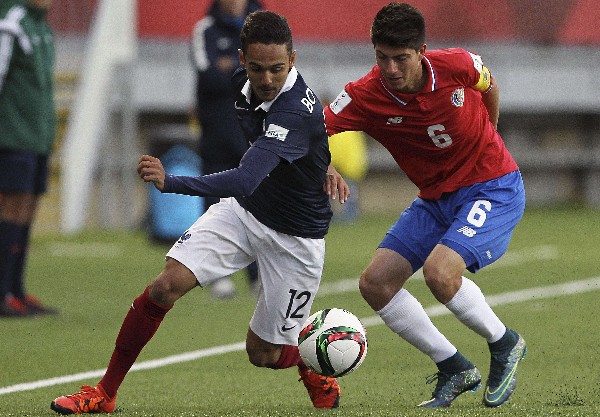 Luis Hernández de Costa Rica pelea el balón con Bilal Boutobba de Francia, en el Mundial Sub 17. (Foto Prensa Libre: AFP)