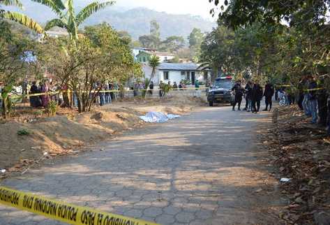 El crimen fue cometido el lunes último en Santiago Atitlán. (Foto Prensa Libre: Ángel Julajuj)