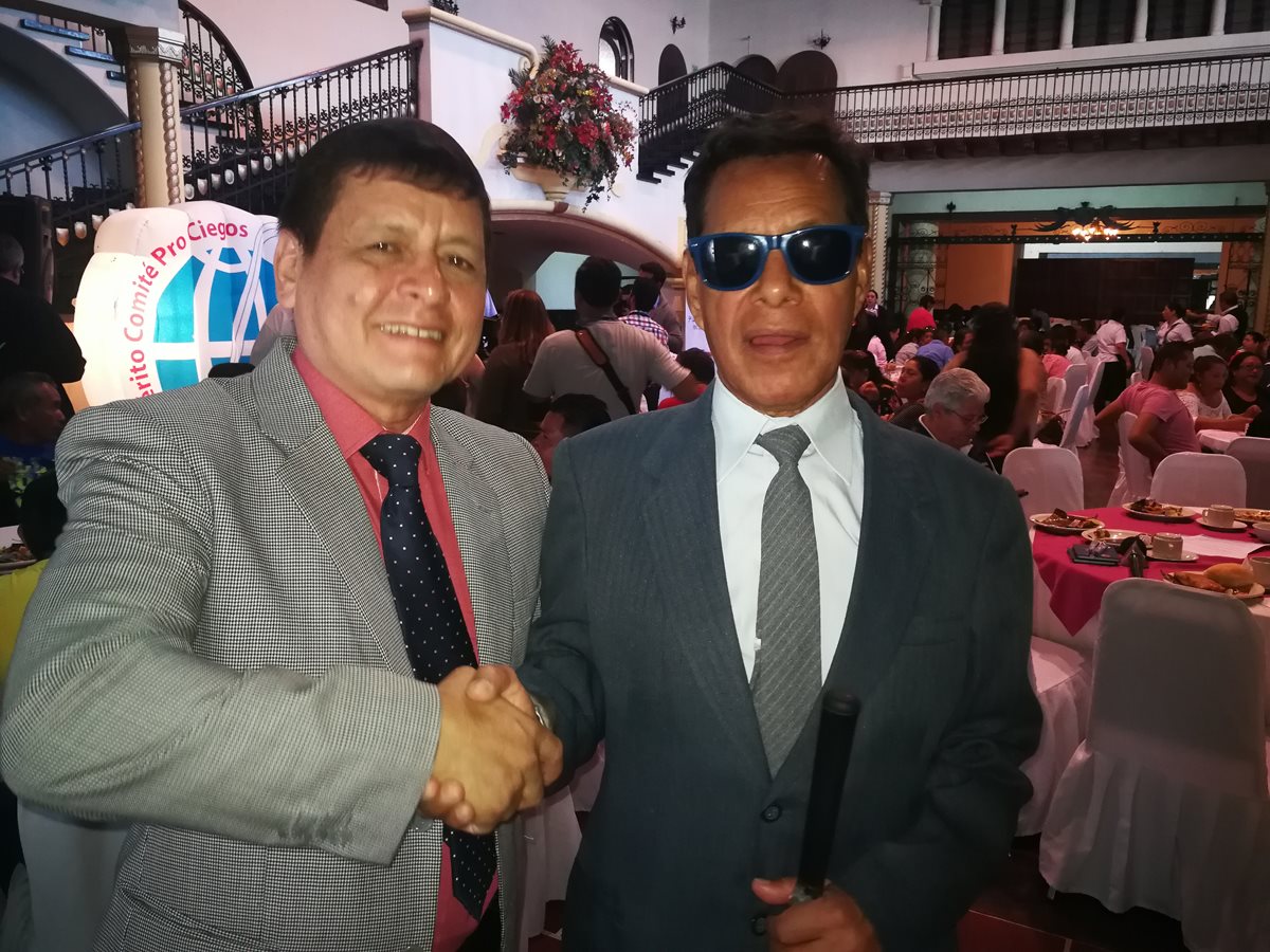 Horacio Morales -con lentes- junto a Jaime Velásquez, gerente general de Lotería Santa Lucía. (Foto Prensa Libre: Óscar Fernando García).