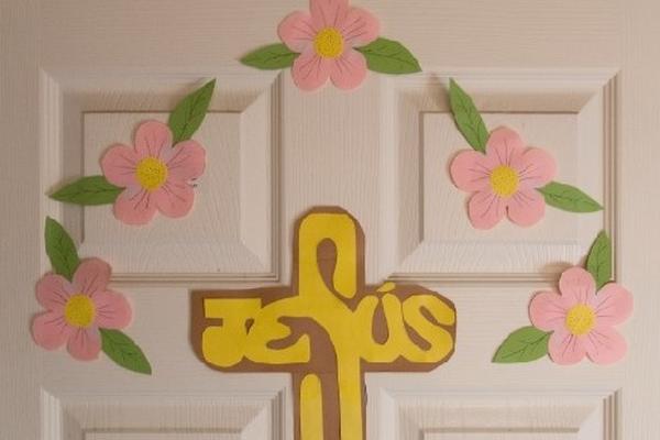 puerta de un dormitorio, antes ocupado por Coguox —entonces adornada con figuras de rock— y luego modificada por su abuela, cristiana evangélica.