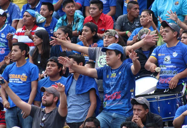 La afición cobanera colmó el estadio Verapaz, pero no pudo festejar, porque su equipo perdió frente a los cremas. (Foto Prensa Libre: Eduardo Sam Chun)