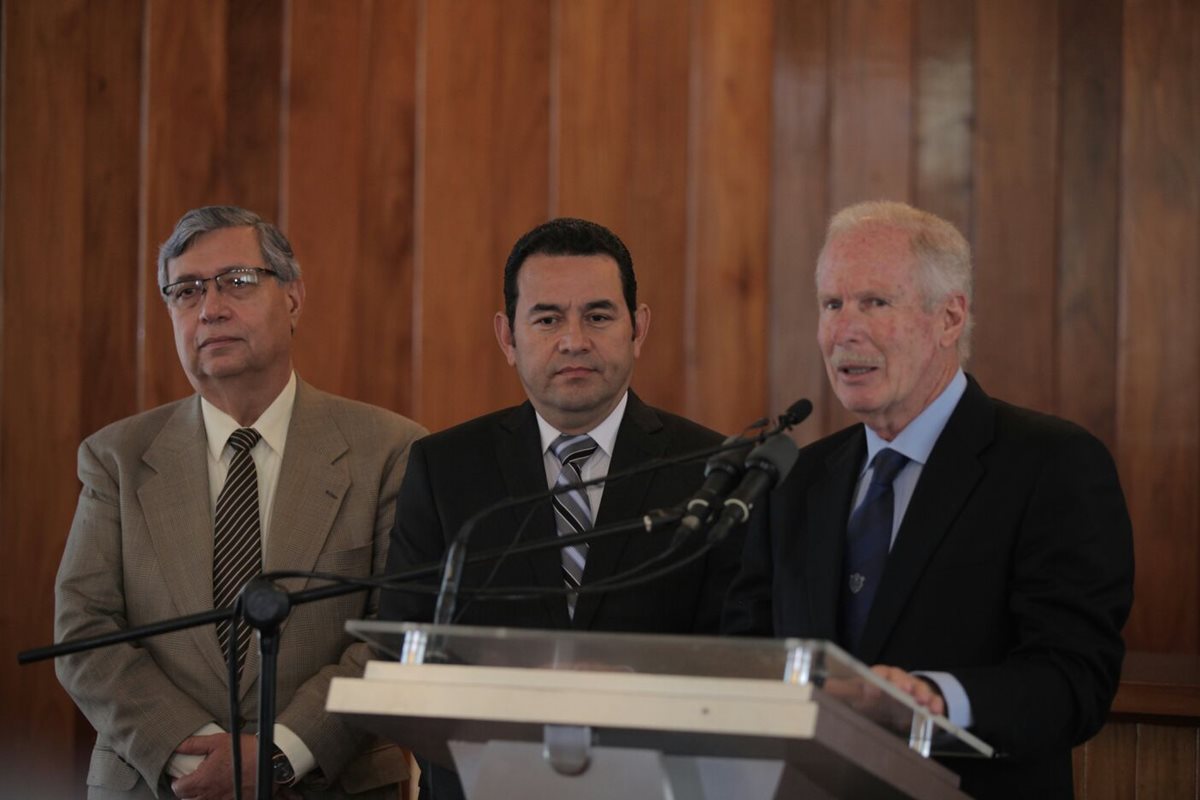 Jafet Cabrera, vicepresidenciable de FCN-Nación (izquierda), Jimmy Morales, presidenciable (centro); y Álvaro Arzú, alcalde capitalino (derecha), luego de una reunión en la Municipalidad (Foto Prensa Libre: Estuardo Paredes)