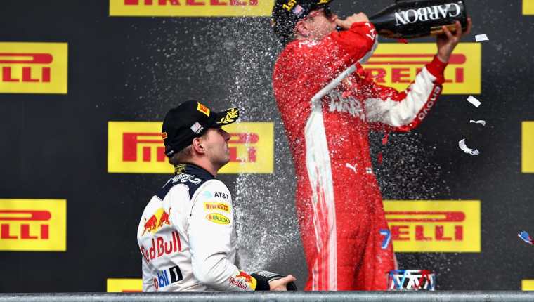 Kimi Raikkonen celebra bebiendo Champagne después de ganar el GP de Estados Unidos. (Foto Prensa Libre: AFP)