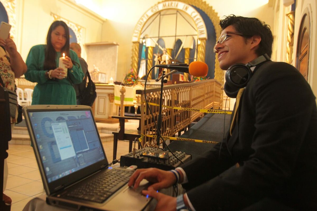 Después de recibir la bendición, la radio en línea Al Vaticano X Guate comenzó su transmisión. (Foto Prensa Libre: Álvaro Interiano)