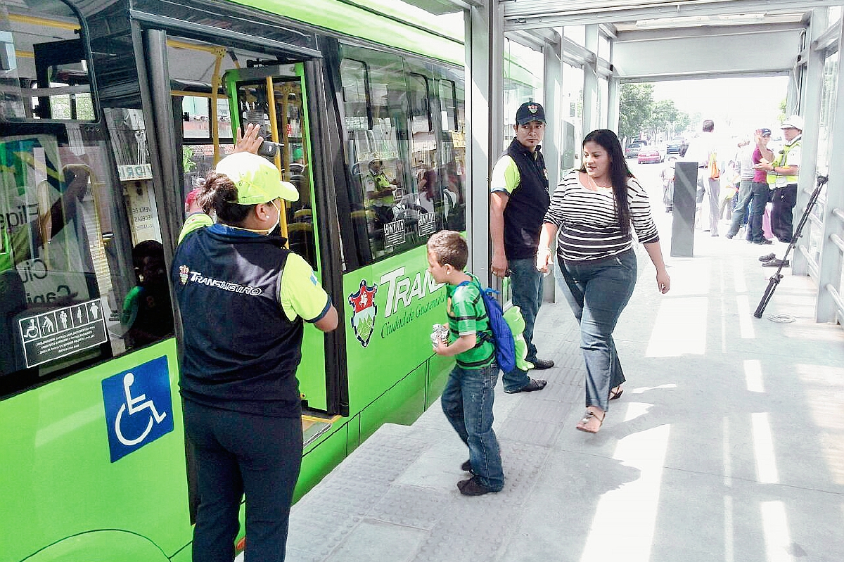 El Transmetro empezó su funcionamiento en su nueva ruta que va de la 18 calle de zona 1 hacia la zona 6. (Foto Prensa Libre: Estuardo Paredes).