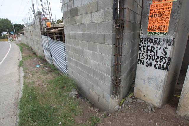 Vecinos denuncia que la constructora a cargo de la obra cortó parte de la base de la pasarela. (Foto Prensa Libre: Estuardo Paredes)