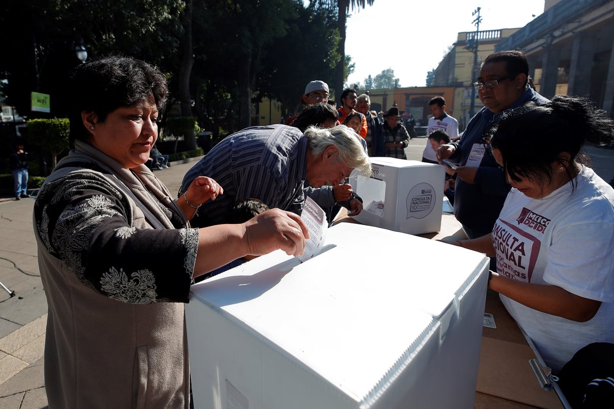 Una mujer vota en la segunda consulta ciudadana en la Alcaldía de Tlalpan de la Ciudad de México. (Foto Prensa Libre: EFE)