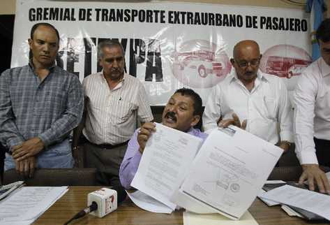 Itiel Ordóñez, presidente de Gretexpa, junto a otros agremiados muestran los dos reglamentos.