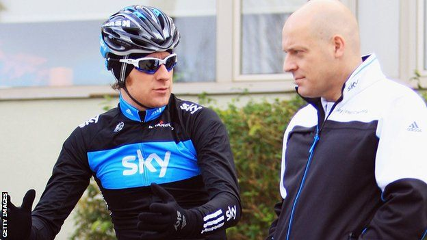 Bradley Wiggins (izquierda) ganó el Tourde Francia de 2012 con el equipo Sky, dirigido por Dave Brailsford. (Getty)