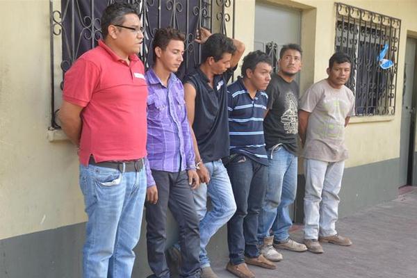 La Policía capturó a seis  presuntos asaltantes. (Foto Prensa Libre: Carlos Paredes).