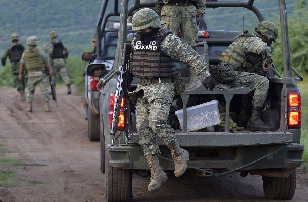 Soldados mexicanos participan en la operación para capturar a los criminales que derribaron el helicóptero. (Foto Prensa Libre: AFP)