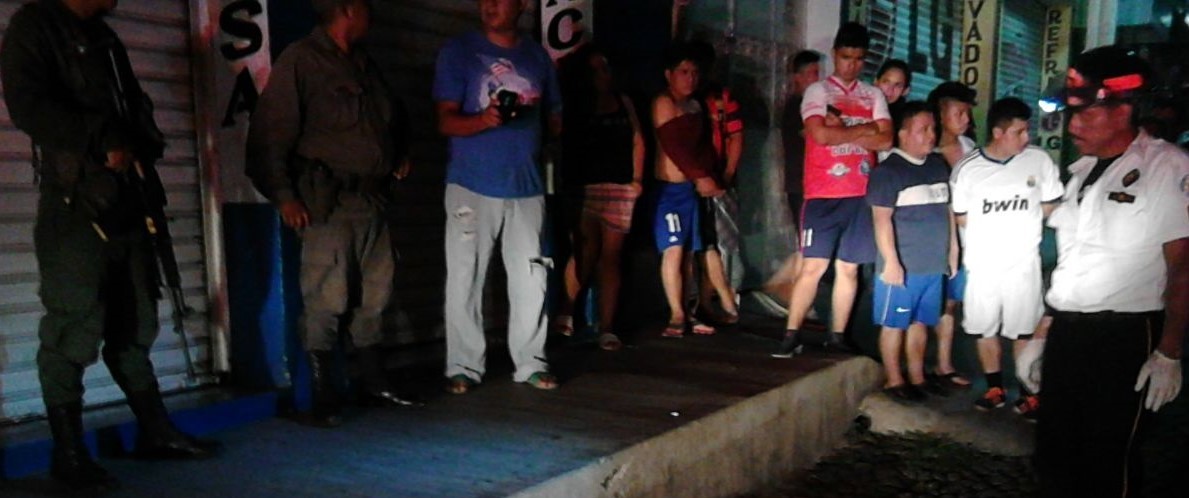 Vecinos y familiares de Abner Josué Felipe Molares llegan al lugar donde la víctima, que viajaba en moto, fue ultimada a balazos. (Foto Prensa Libre: Mario Morales)