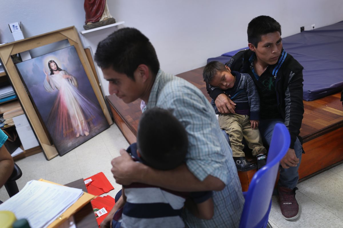 Los migrantes, principalmente centroamericanos, llegaban a EE. UU. y les arrebataban a sus hijos de los brazos. (Foto Prensa Libre: Hemeroteca PL)