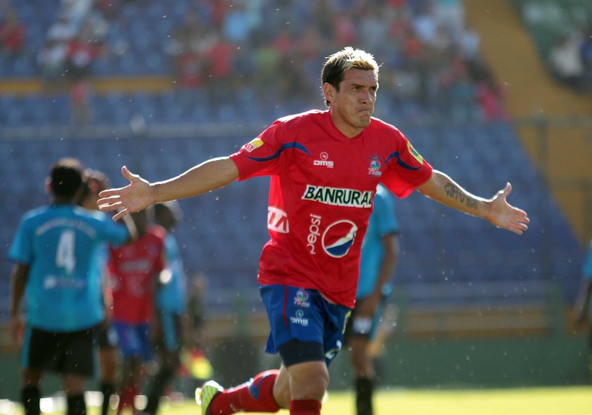 Mario Rafael Rodríguez marcó 101 goles con la camisa de Municipal en 314 partidos. (Foto Prensa Libre: Hemeroteca)