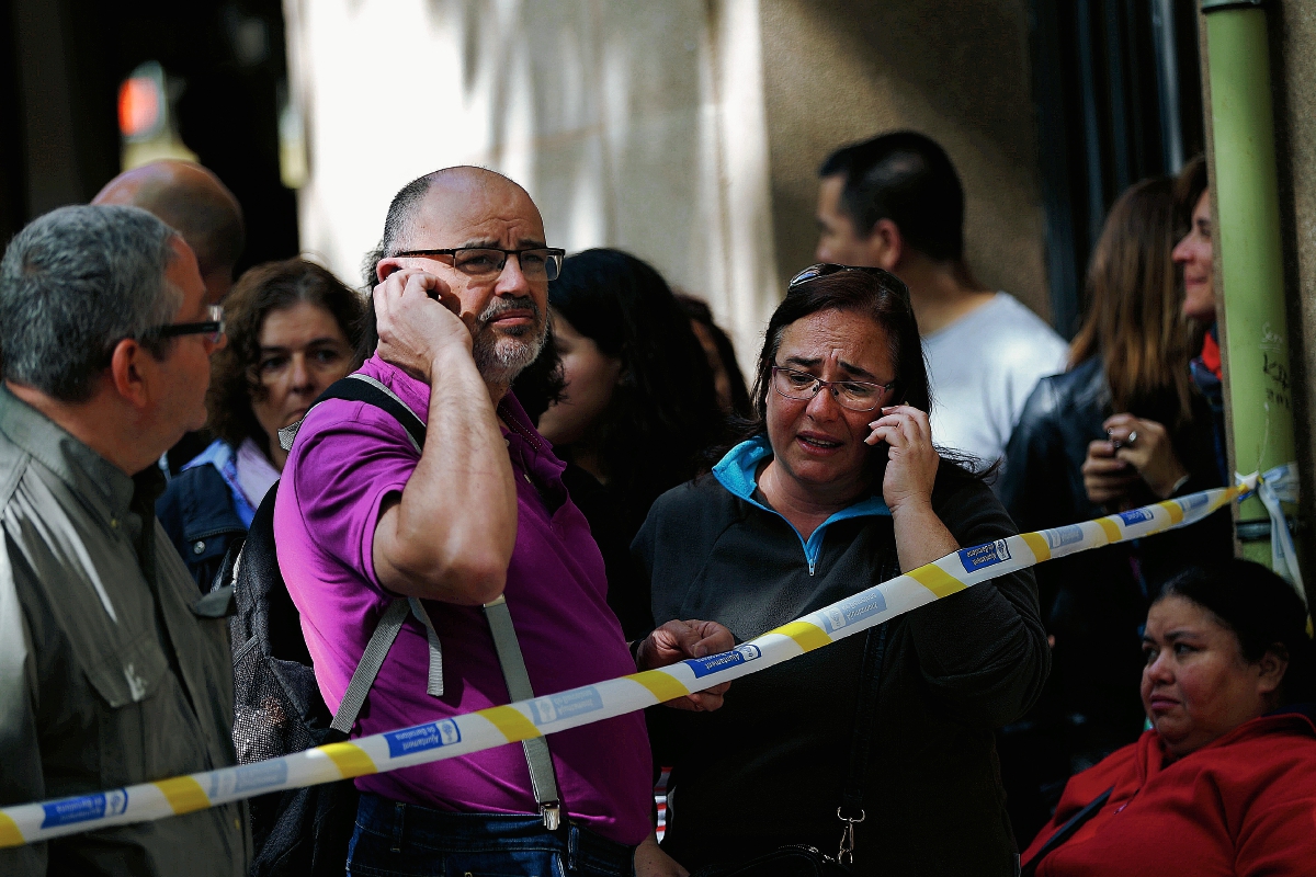 Un cordón policial protege la escuela donde ocurrió el crimen, en Barcelona. (Foto Prensa Libre: AP).i