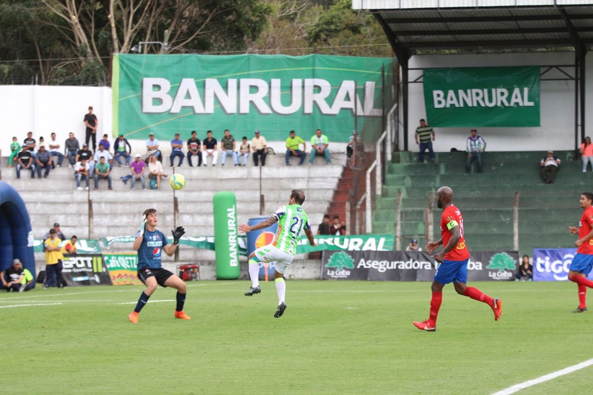 "El Moyo" Contreras volvió a ser el verdugo de Municipal con un gol y dos asistencias. (Foto Prensa Libre: Renato Melgar)