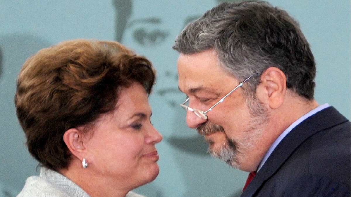 Antonio Palocci (d) y Dilma Rousseff durante una ceremonia en el Palacio de Planalto. (Foto Prensa Libre: AFP)