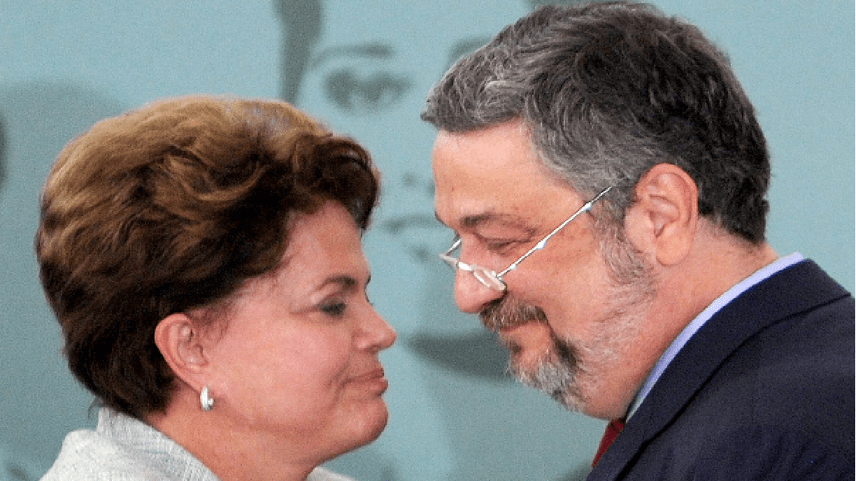 Antonio Palocci (d) y Dilma Rousseff durante una ceremonia en el Palacio de Planalto. (Foto Prensa Libre: AFP)