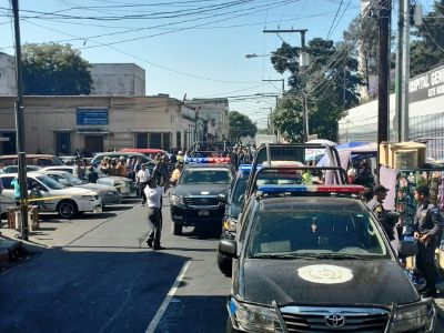 El lugar donde ocurrió el ataque fue acordonado por las fuerzas de seguridad. (Foto Prensa Libre)