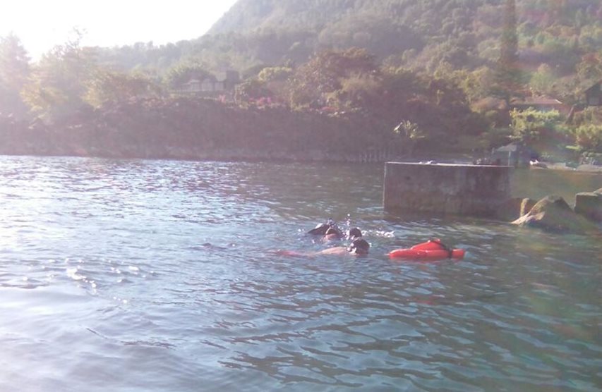 Hombres rana de los Bomberos Voluntarios de Panajachel rastrearon por varias horas el área y rescataron el cuerpo a 20 pies de profundidad y 100 metros de la orilla del lago. (Foto Prensa Libre: Ángel Julajuj)