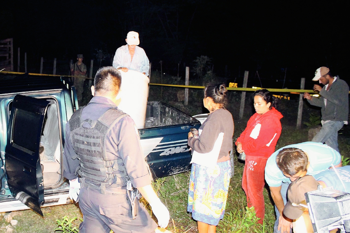 Agentes de  la PNC acordonan el lugar en donde fue atacada a balazos una familia, en Dolores, Petén. (Foto Prensa Libre: Walfredo Obando)