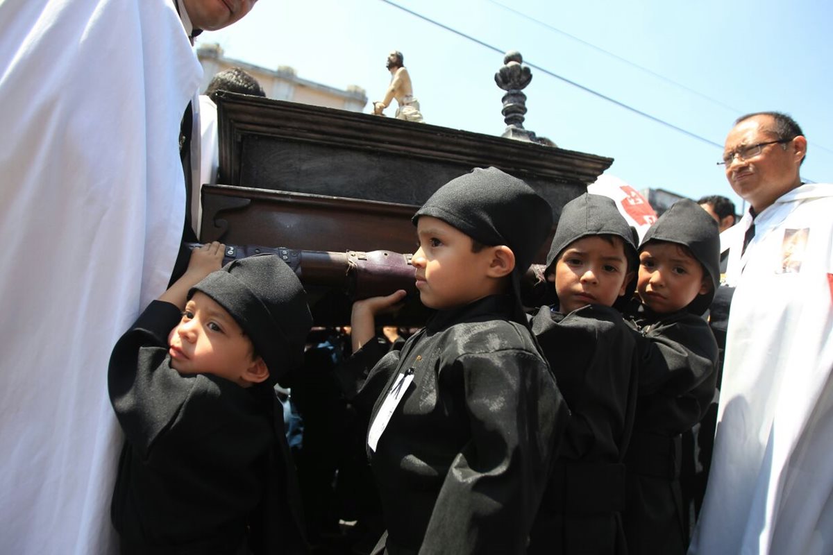 Niños llevan en hombros la imagen de Jesús Sepultado de la iglesia La Recolección. (Foto Prensa Libre: Esbin García)