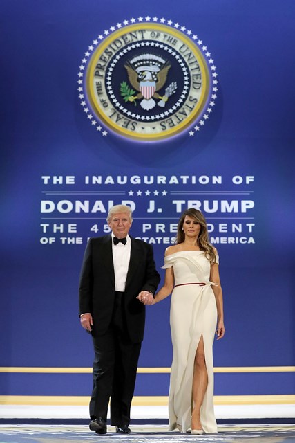 Melania y Donald Trump en uno de los bailes del pasado viernes 20, en Washington (EE. UU.), en el que utilizó un vestido diseñado por Carolina Herrera. (Foto Prensa Libre: AFP).