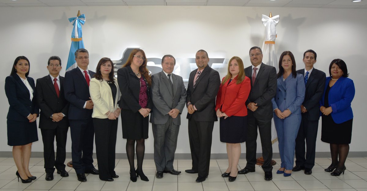 Los integrantes de los tribunales aduanero y tributario fueron juramentados este lunes por el superintendente de Administración Tributaria Juan Francisco Solórzano. (Foto, Prensa Libre: Cortesía SAT)