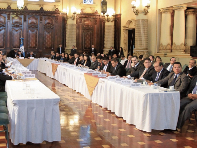 Ministros y secretarios exponen sus metas al presidente Jimmy Morales y al vicepresidente Jafeth Cabrera, en el Salón Banderas del Palacio Nacional.