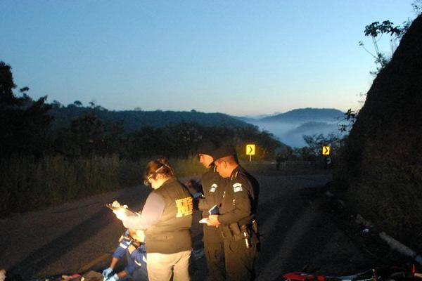 Investigadores reúnen evidencias en el lugar donde ocurrió el percance vial en la ruta entre Sanarate y Sansare. (Foto Prensa Libre: Hugo Oliva) <br _mce_bogus="1"/>