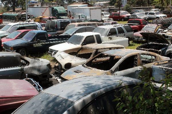 Tres vehículos  que serían analizados la próxima semana por expertos del Ministerio Público en la capital   fueron incendiados  el sábado en la madrugada, en el predio judicial de Xela.
