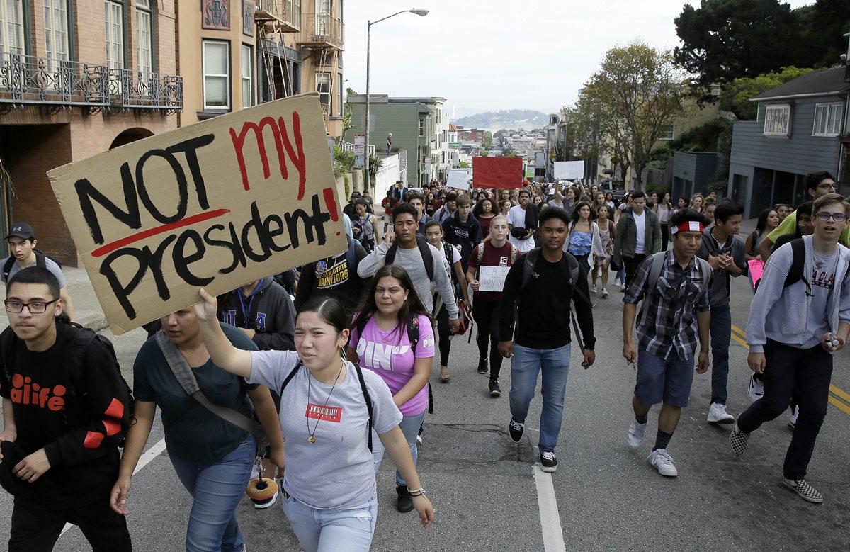 Un grupo de estudiantes se manifiesta contra el triunfo de Donald Trump en California, EE. UU. (Foto Prensa Libre: AP).
