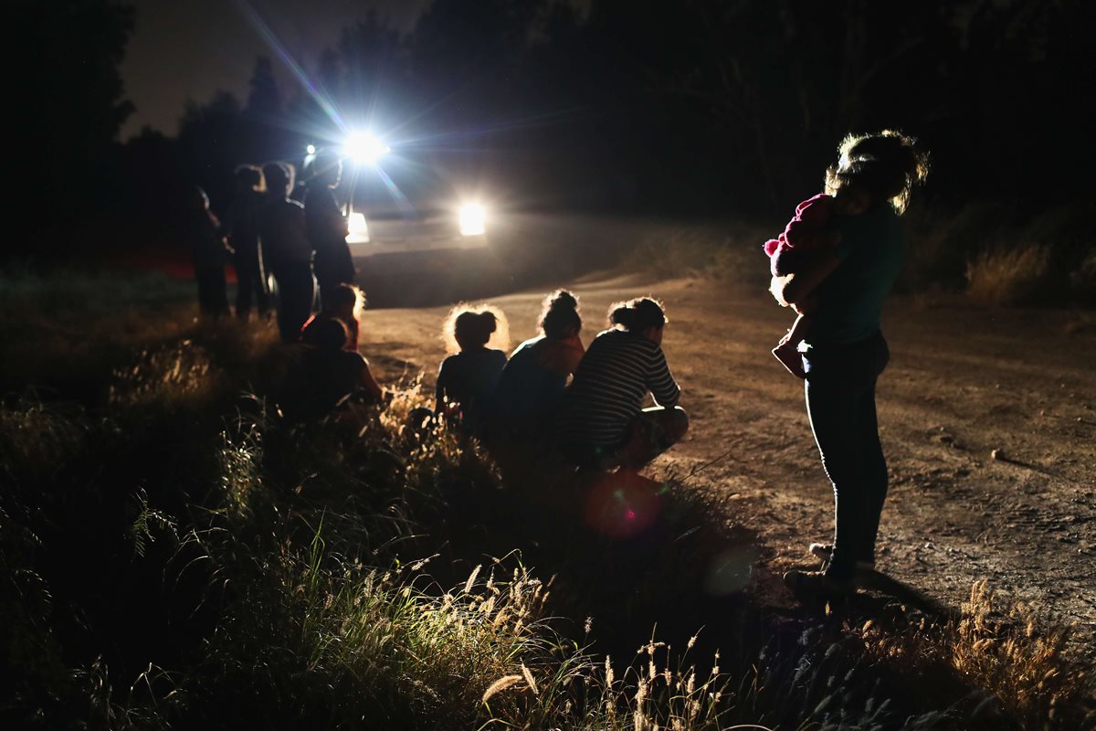 Trump propone la deportación inmediata de migrantes en la frontera, lo que viola el debido proceso. Inmigrantes capturados en la frontera de Texas. (Foto Prensa Libre: AFP)